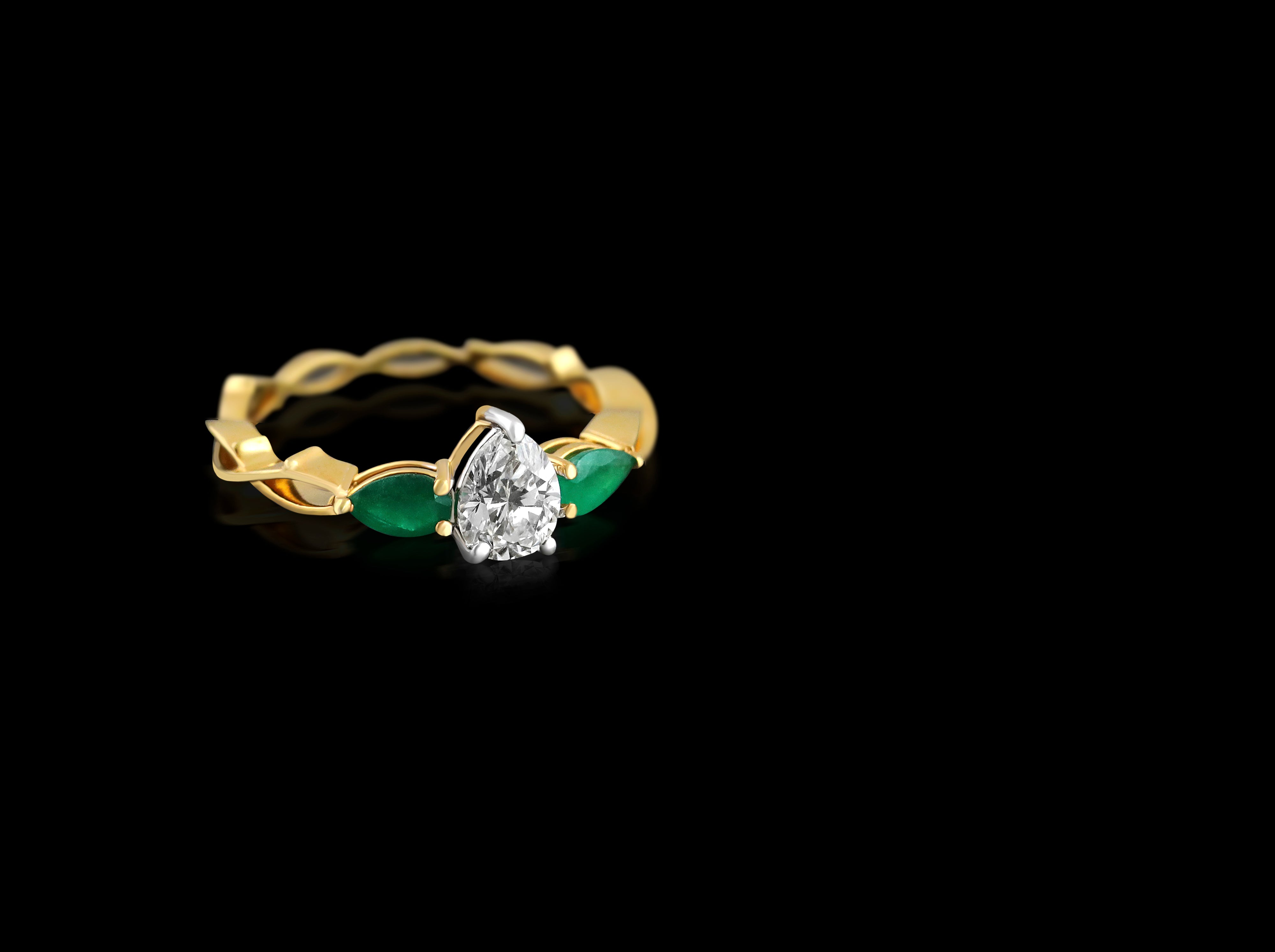 Triveni Emerald & Diamond Gold Ring