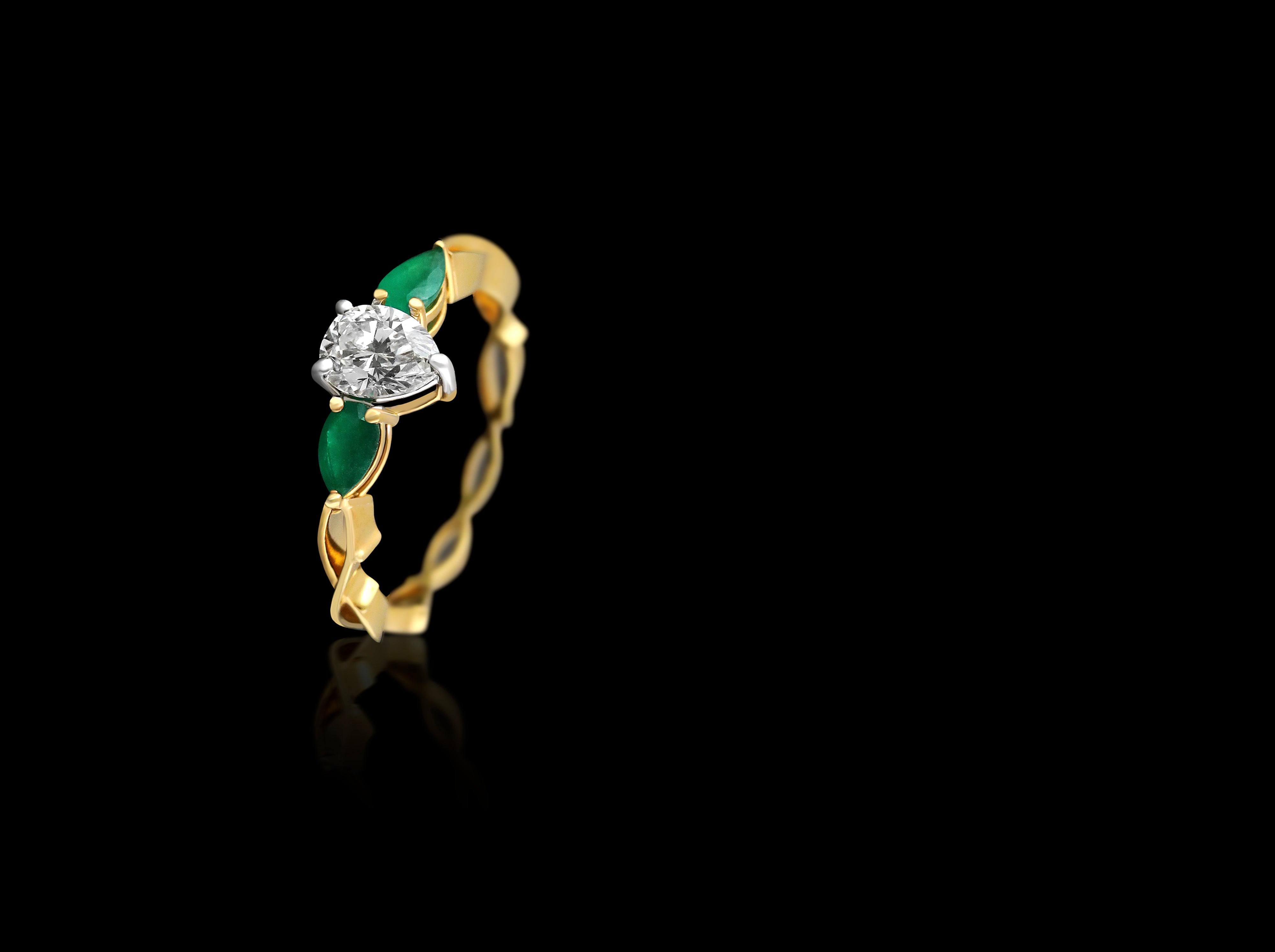 Triveni Emerald & Diamond Gold Ring